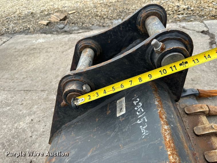 image for item LF9958 Bobcat X6T bucket