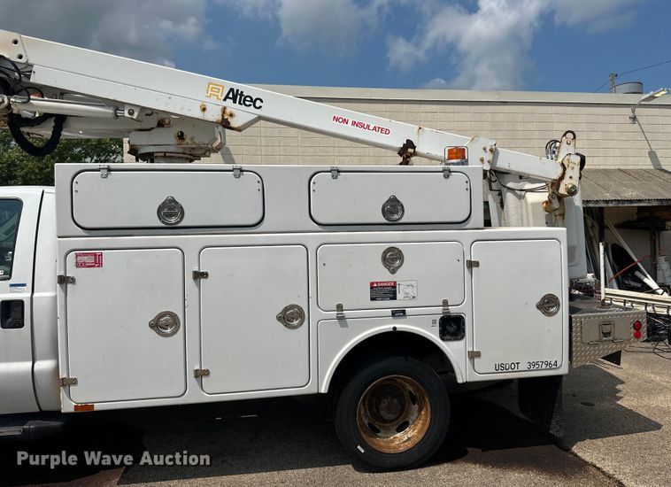 image for item LR9409 2013 Ford  F450 Super Duty XL bucket truck