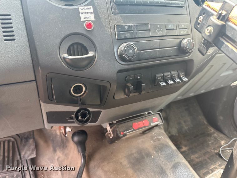 image for item LR9409 2013 Ford  F450 Super Duty XL bucket truck