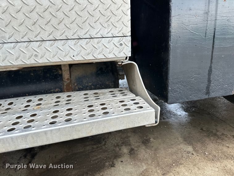 image for item LR9426 1997 Freightliner FL112SD dump truck