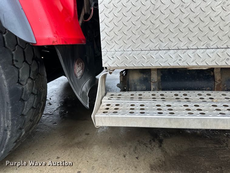 image for item LR9426 1997 Freightliner FL112SD dump truck