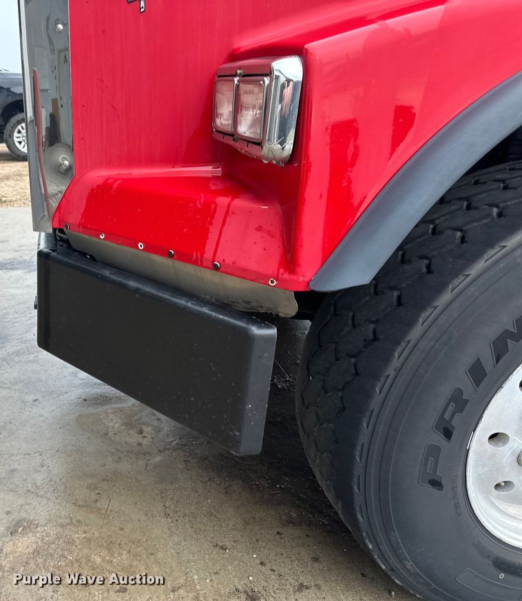 image for item LR9426 1997 Freightliner FL112SD dump truck