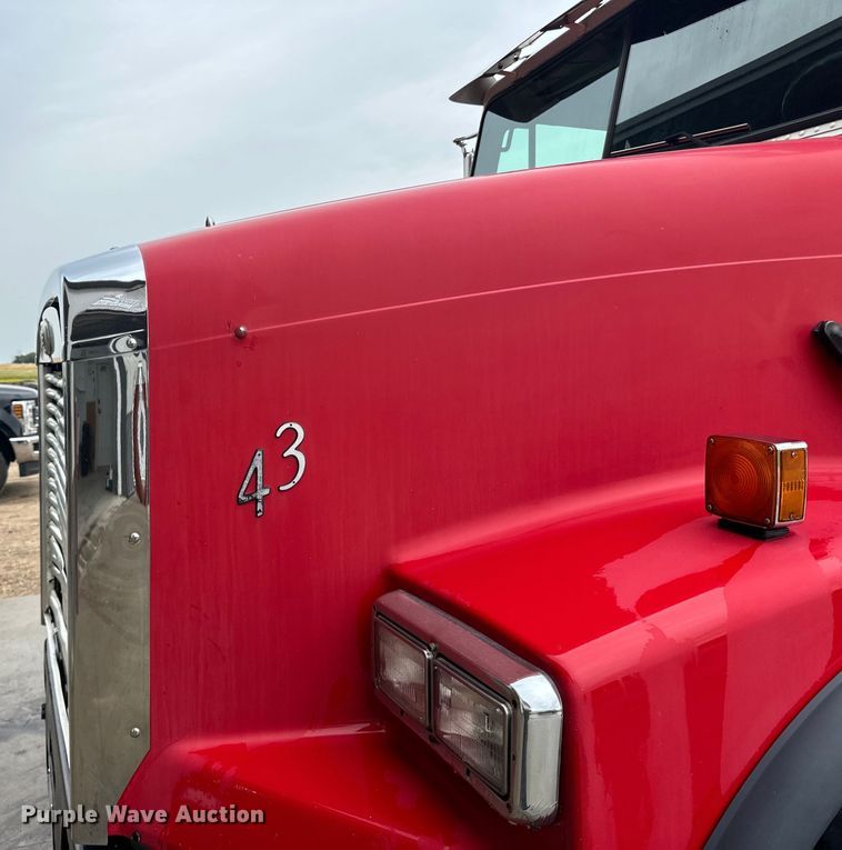 image for item LR9426 1997 Freightliner FL112SD dump truck