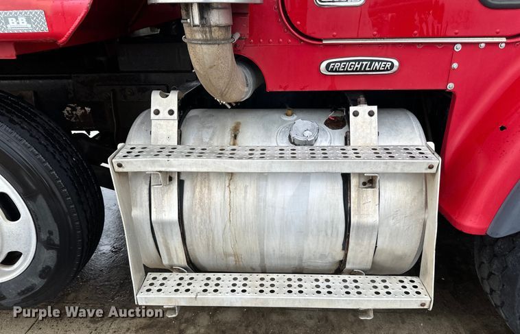 image for item LR9426 1997 Freightliner FL112SD dump truck