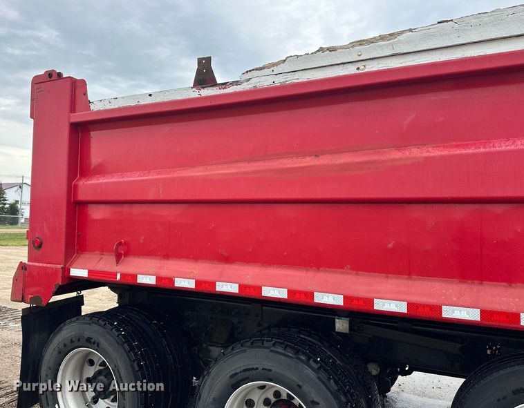image for item LR9426 1997 Freightliner FL112SD dump truck