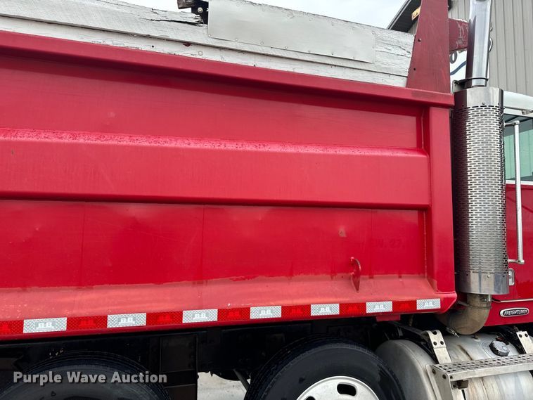 image for item LR9426 1997 Freightliner FL112SD dump truck