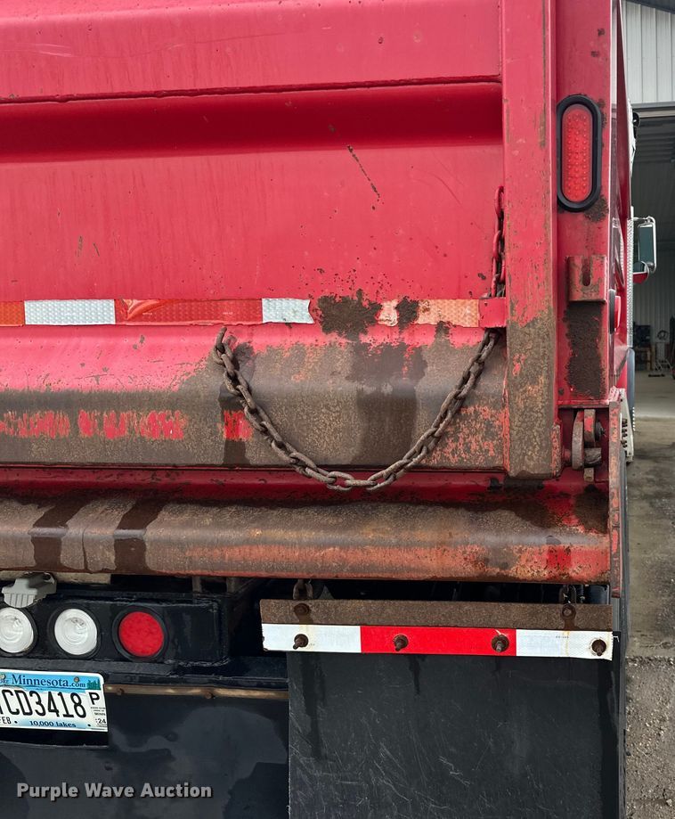 image for item LR9426 1997 Freightliner FL112SD dump truck