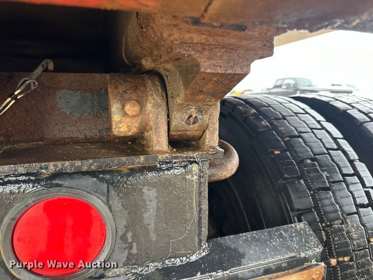 image for item LR9426 1997 Freightliner FL112SD dump truck