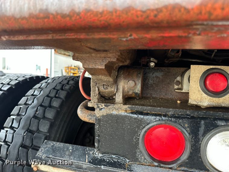 image for item LR9426 1997 Freightliner FL112SD dump truck