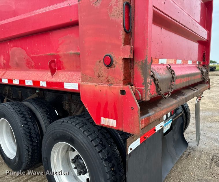 image for item LR9426 1997 Freightliner FL112SD dump truck