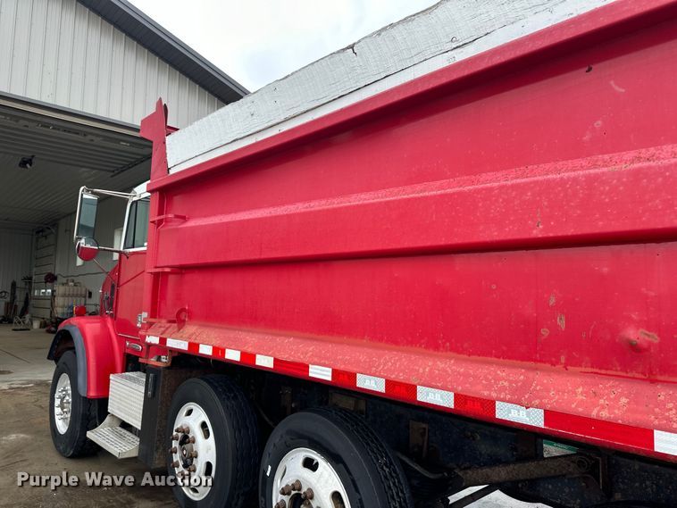 image for item LR9426 1997 Freightliner FL112SD dump truck