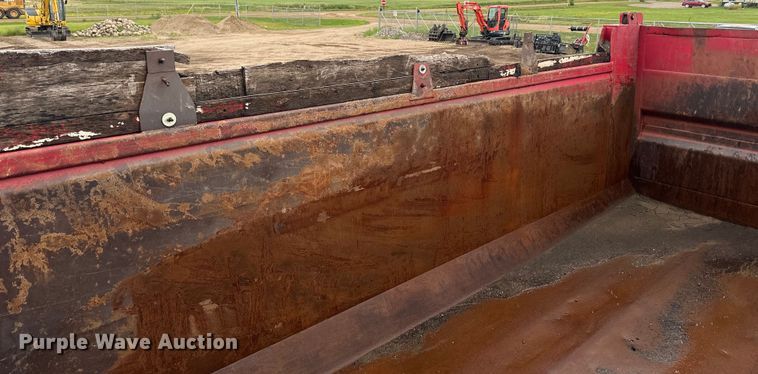 image for item LR9426 1997 Freightliner FL112SD dump truck