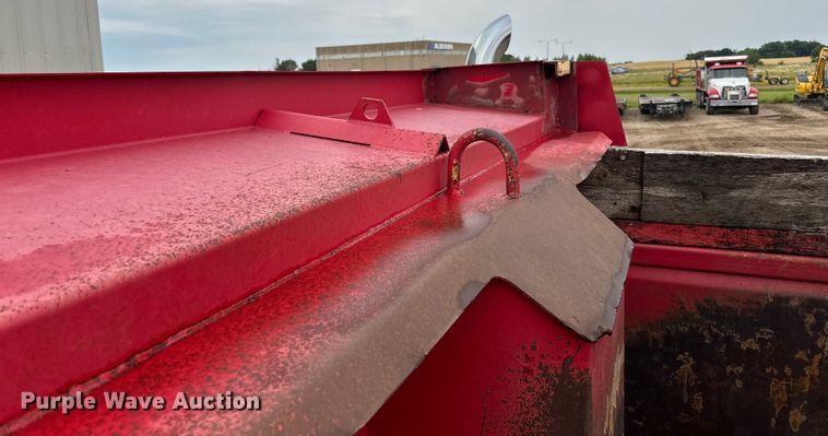 image for item LR9426 1997 Freightliner FL112SD dump truck