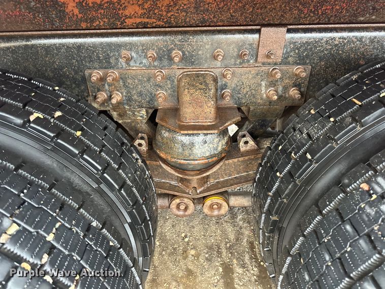 image for item LR9426 1997 Freightliner FL112SD dump truck