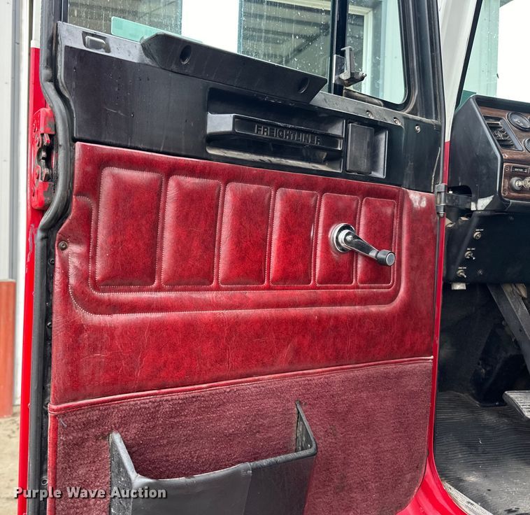 image for item LR9426 1997 Freightliner FL112SD dump truck