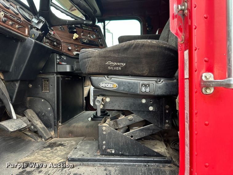 image for item LR9426 1997 Freightliner FL112SD dump truck