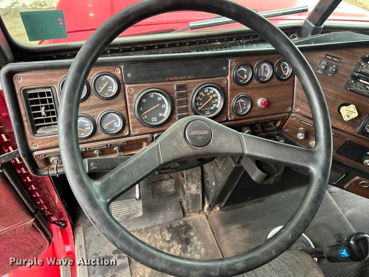 image for item LR9426 1997 Freightliner FL112SD dump truck