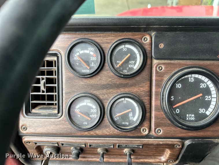 image for item LR9426 1997 Freightliner FL112SD dump truck