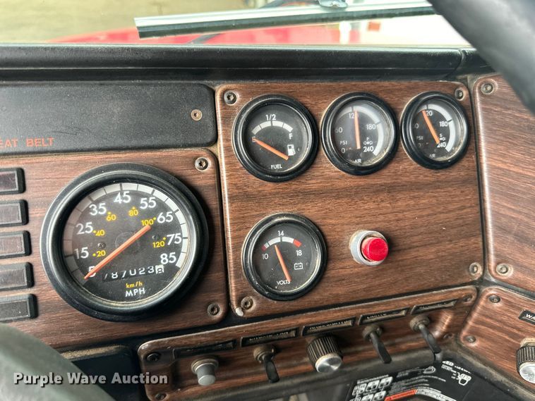 image for item LR9426 1997 Freightliner FL112SD dump truck