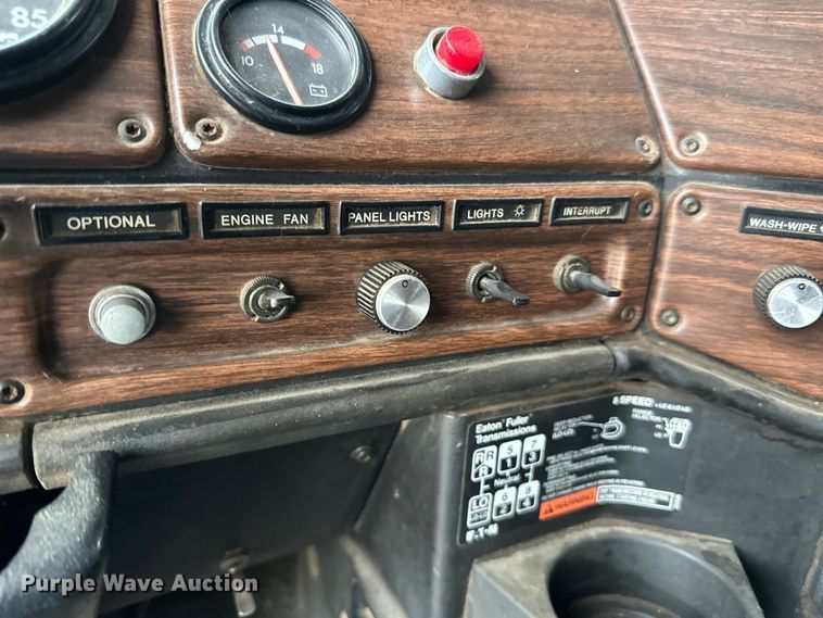 image for item LR9426 1997 Freightliner FL112SD dump truck