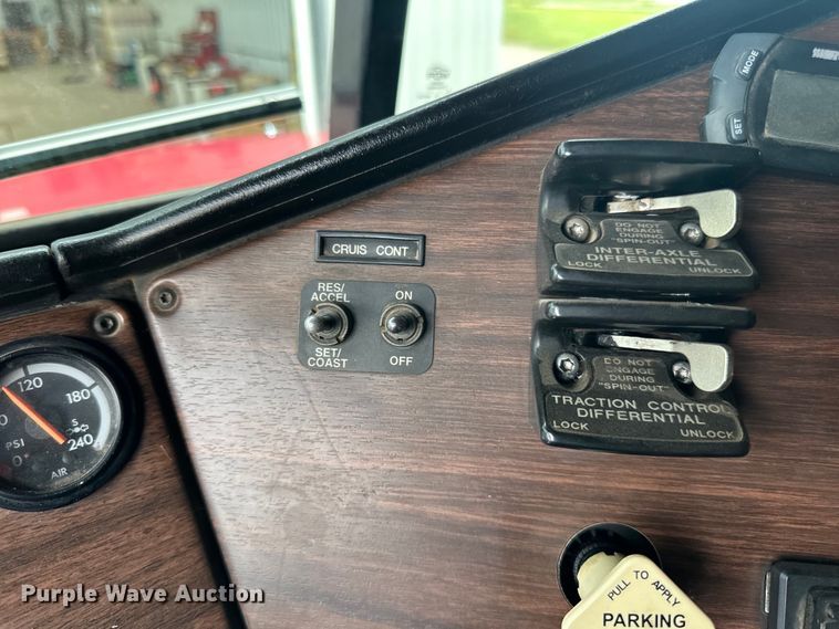 image for item LR9426 1997 Freightliner FL112SD dump truck