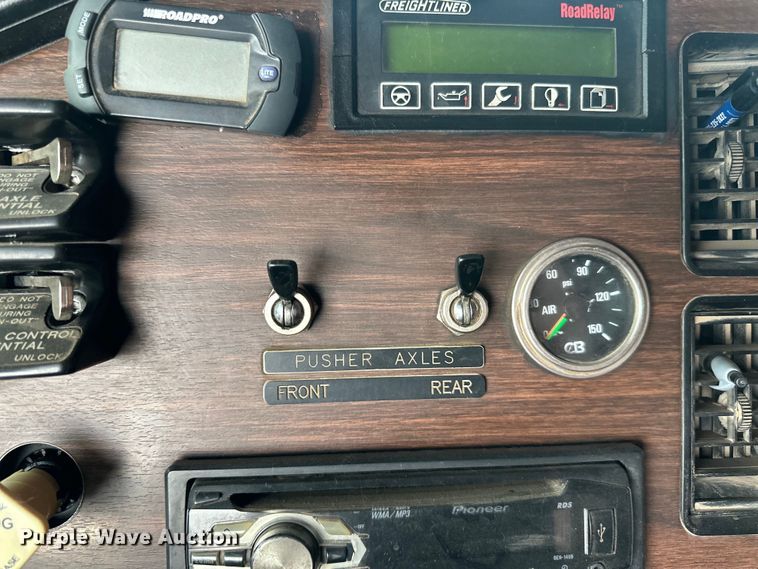 image for item LR9426 1997 Freightliner FL112SD dump truck