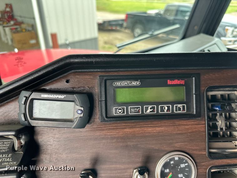 image for item LR9426 1997 Freightliner FL112SD dump truck