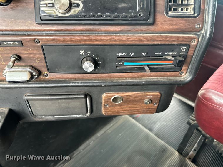 image for item LR9426 1997 Freightliner FL112SD dump truck