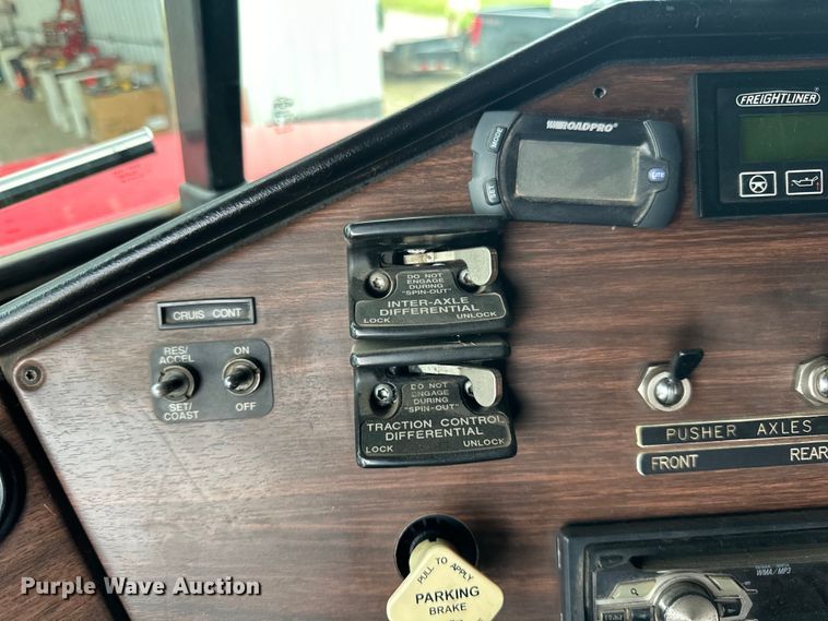 image for item LR9426 1997 Freightliner FL112SD dump truck