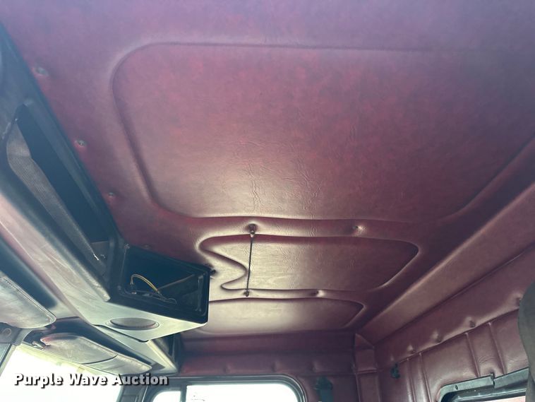 image for item LR9426 1997 Freightliner FL112SD dump truck