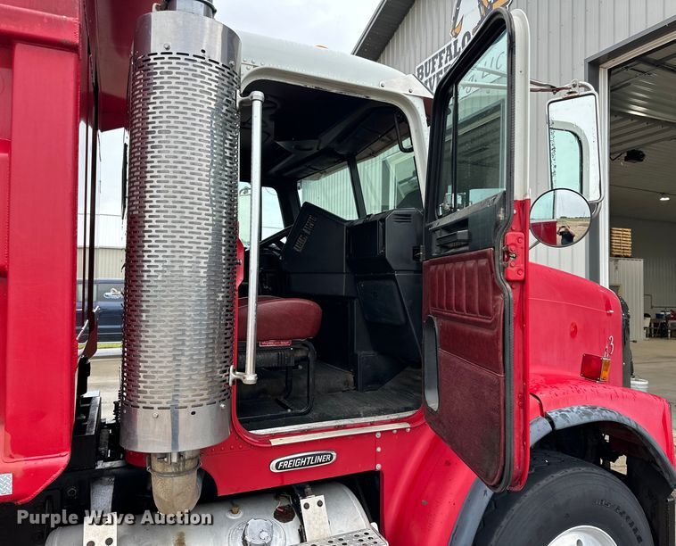 image for item LR9426 1997 Freightliner FL112SD dump truck