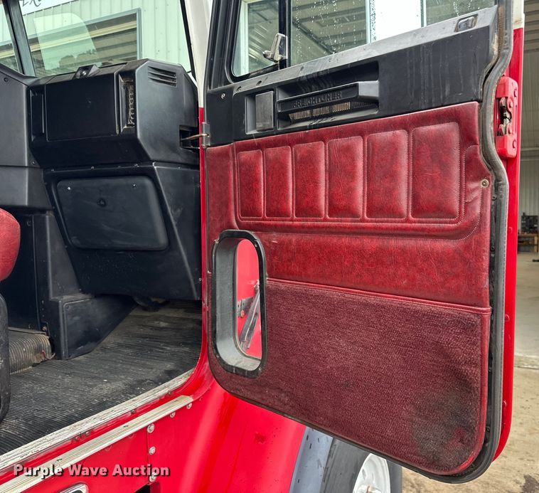 image for item LR9426 1997 Freightliner FL112SD dump truck