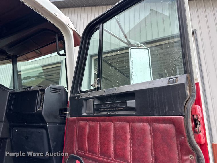 image for item LR9426 1997 Freightliner FL112SD dump truck