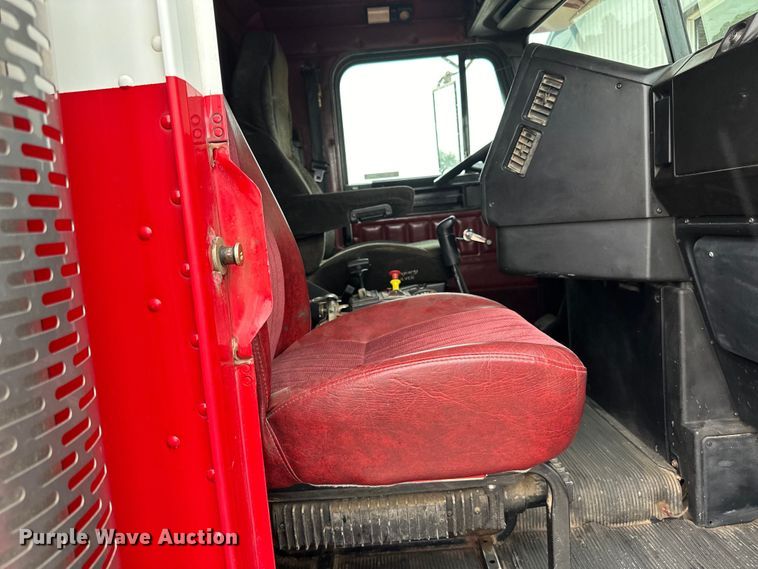 image for item LR9426 1997 Freightliner FL112SD dump truck