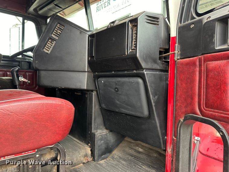 image for item LR9426 1997 Freightliner FL112SD dump truck