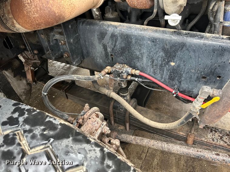 image for item LR9426 1997 Freightliner FL112SD dump truck