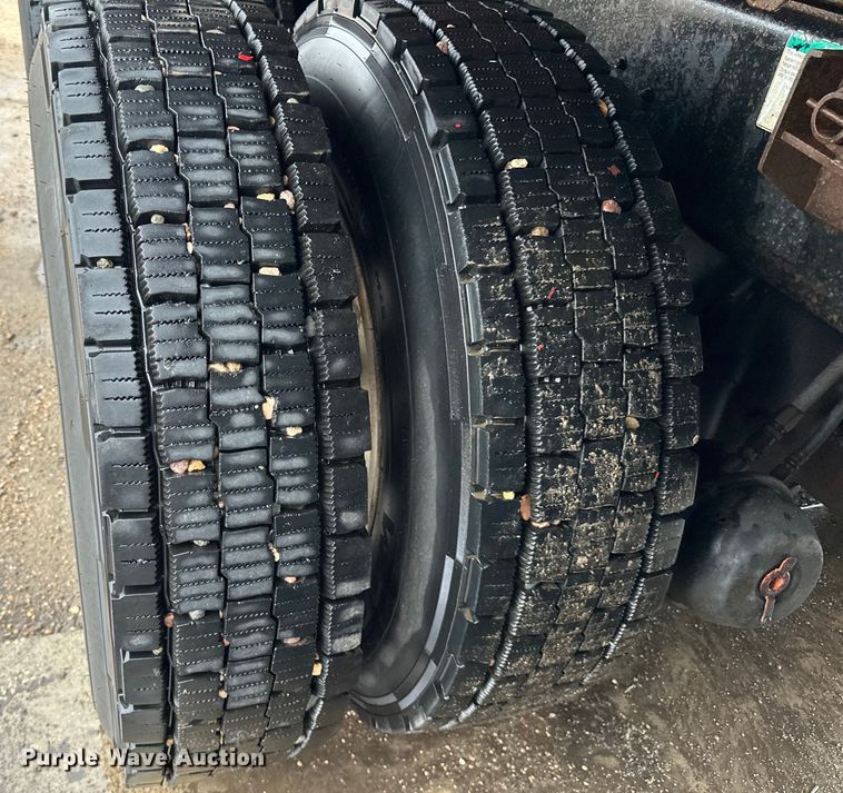 image for item LR9426 1997 Freightliner FL112SD dump truck