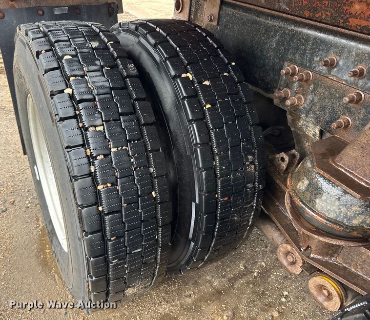 image for item LR9426 1997 Freightliner FL112SD dump truck