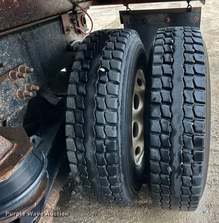 image for item LR9426 1997 Freightliner FL112SD dump truck