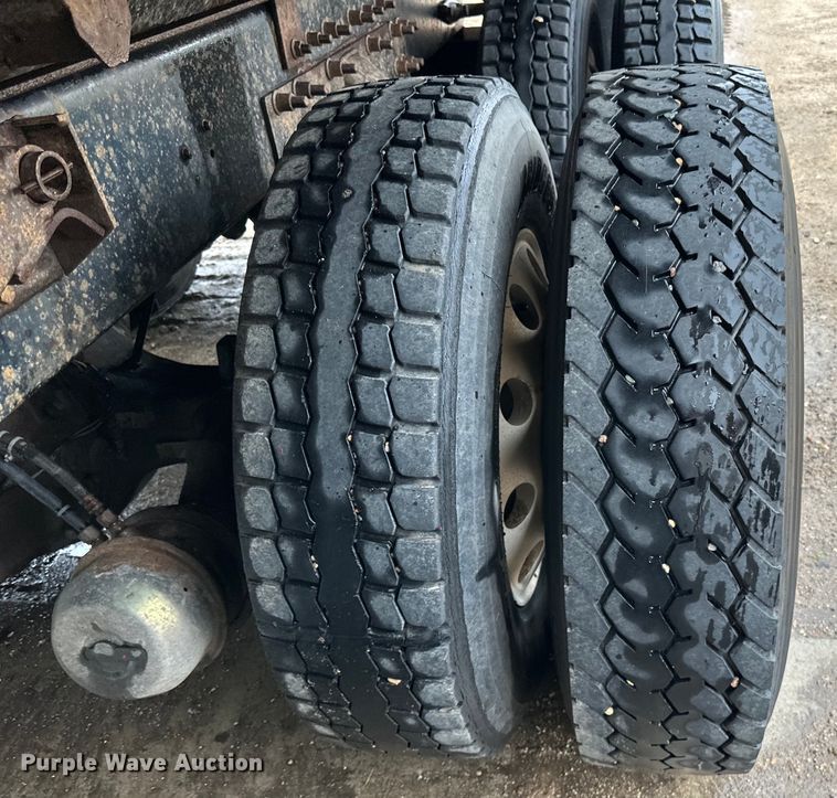 image for item LR9426 1997 Freightliner FL112SD dump truck