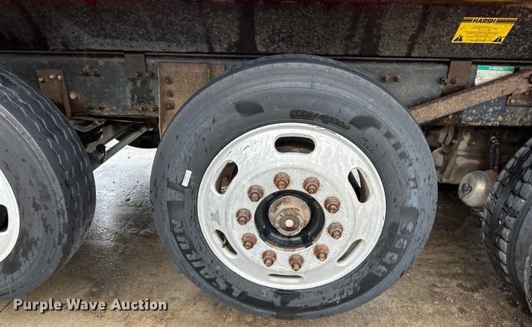 image for item LR9426 1997 Freightliner FL112SD dump truck