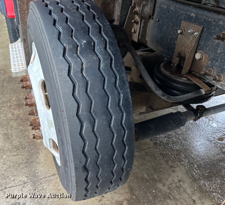 image for item LR9426 1997 Freightliner FL112SD dump truck