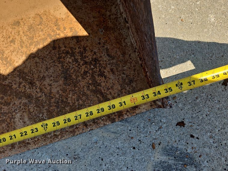 image for item NX9015 1980 Bobcat 310 skid steer loader