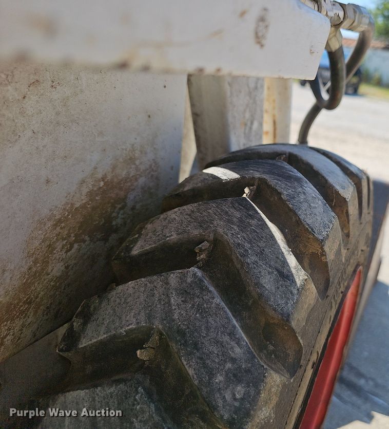 image for item NX9015 1980 Bobcat 310 skid steer loader