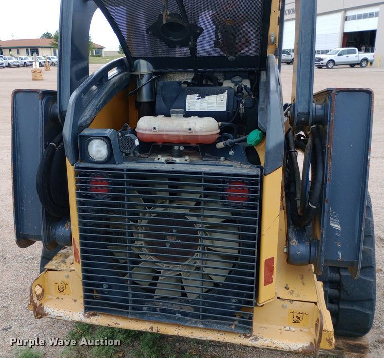 image for item NY9421 2015 John Deere 333E skid steer loader