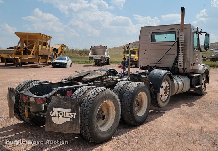 image for item OD9688 2014 Volvo  VNL semi truck