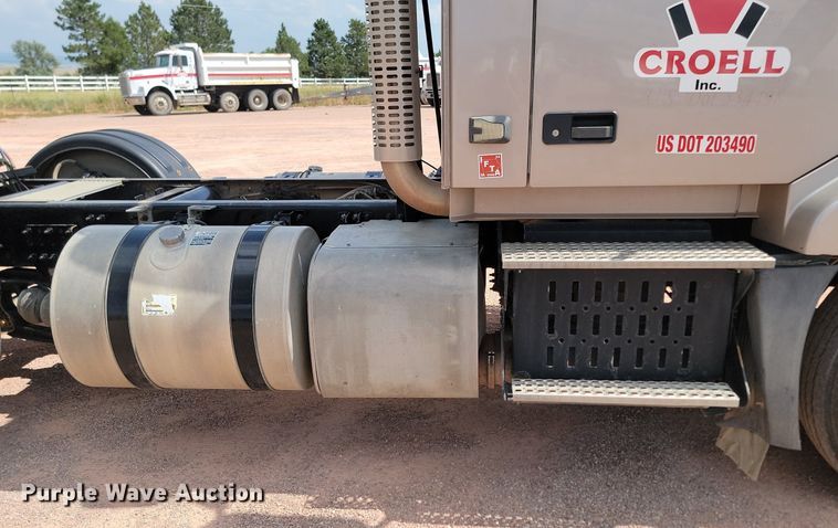 image for item OD9688 2014 Volvo  VNL semi truck