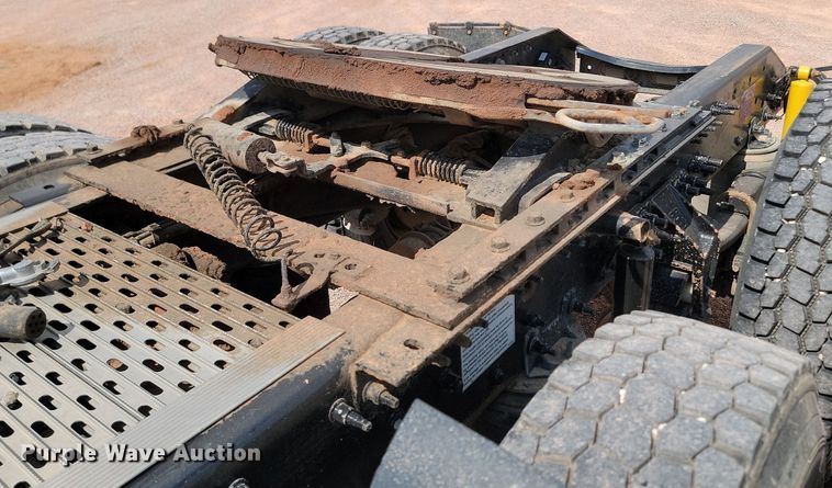 image for item OD9688 2014 Volvo  VNL semi truck