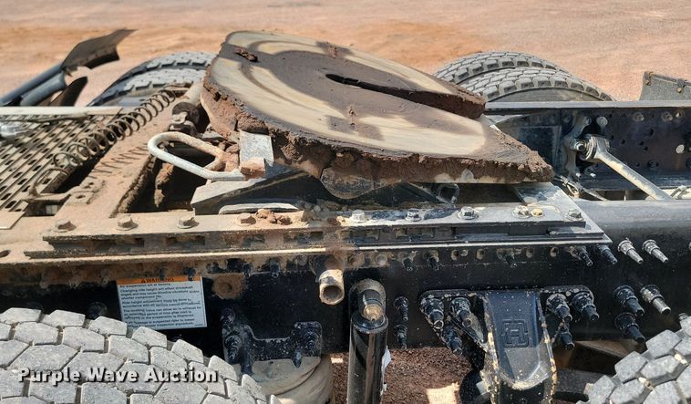 image for item OD9688 2014 Volvo  VNL semi truck