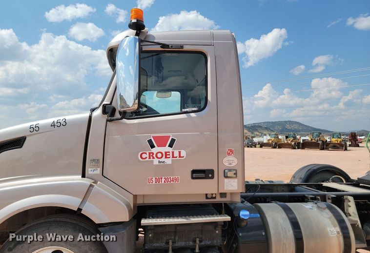 image for item OD9688 2014 Volvo  VNL semi truck